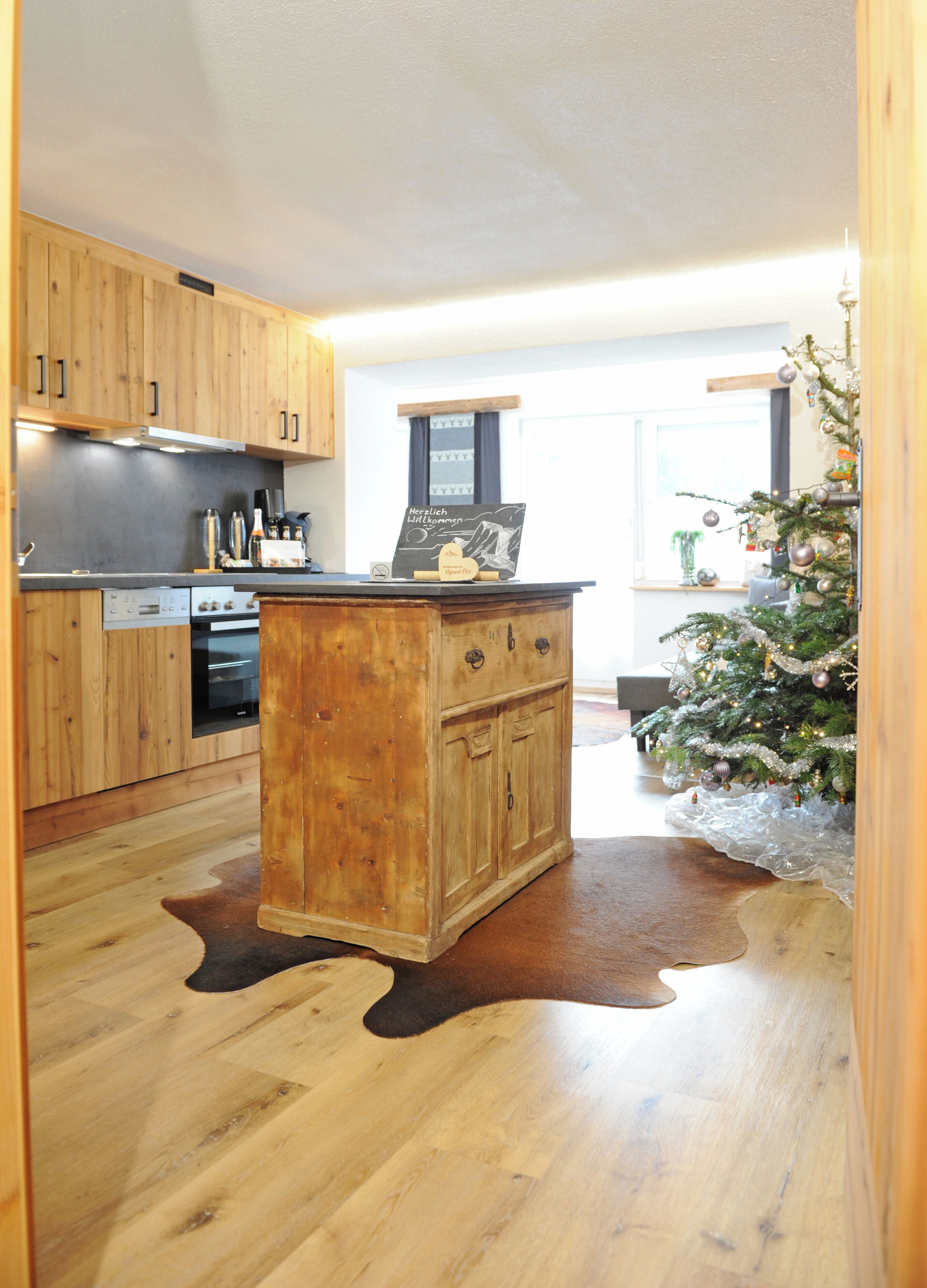 Comfort appartement, uitzicht op bergen | Privékeuken | Een waterkoker, een kinderstoel, een eettafel