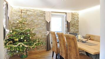 Comfort appartement, 3 slaapkamers | Woonruimte | Een 80-cm flatscreentelevisie met digitale zenders en vloerwarming