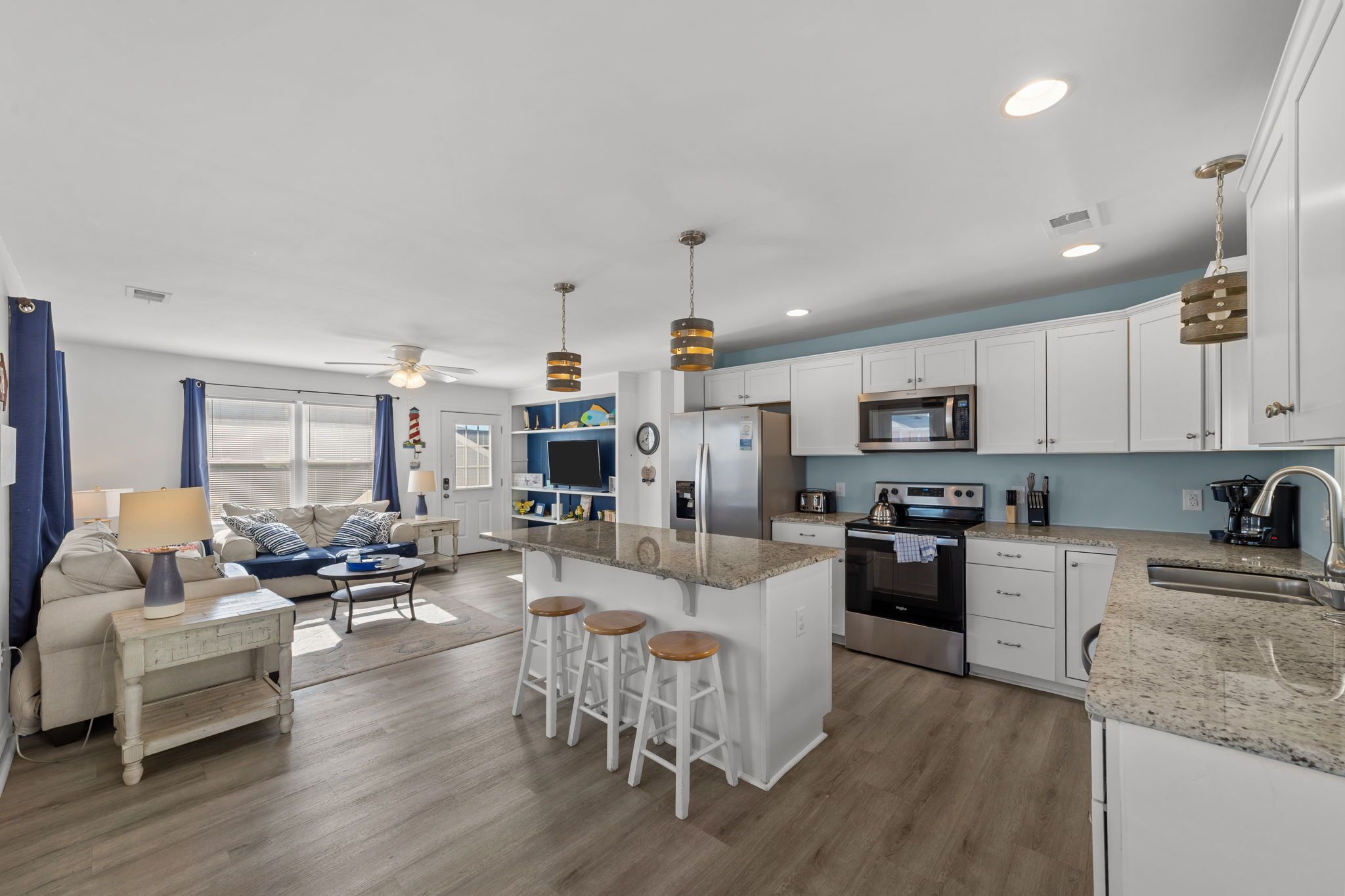 Frigorífico, microondas, horno y placa de cocina