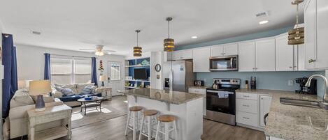 Frigorífico, microondas, horno y placa de cocina