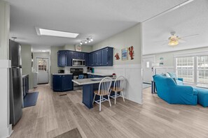 Fridge, microwave, oven, stovetop - Lovely off Island pet friendly home! (Supply)
