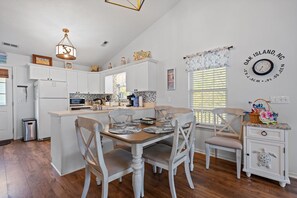 Fridge, microwave, oven, stovetop - Quaint Oak Island Getaway. Complimentary golf cart, only 1Mi to the beach strand! (Oak Island)