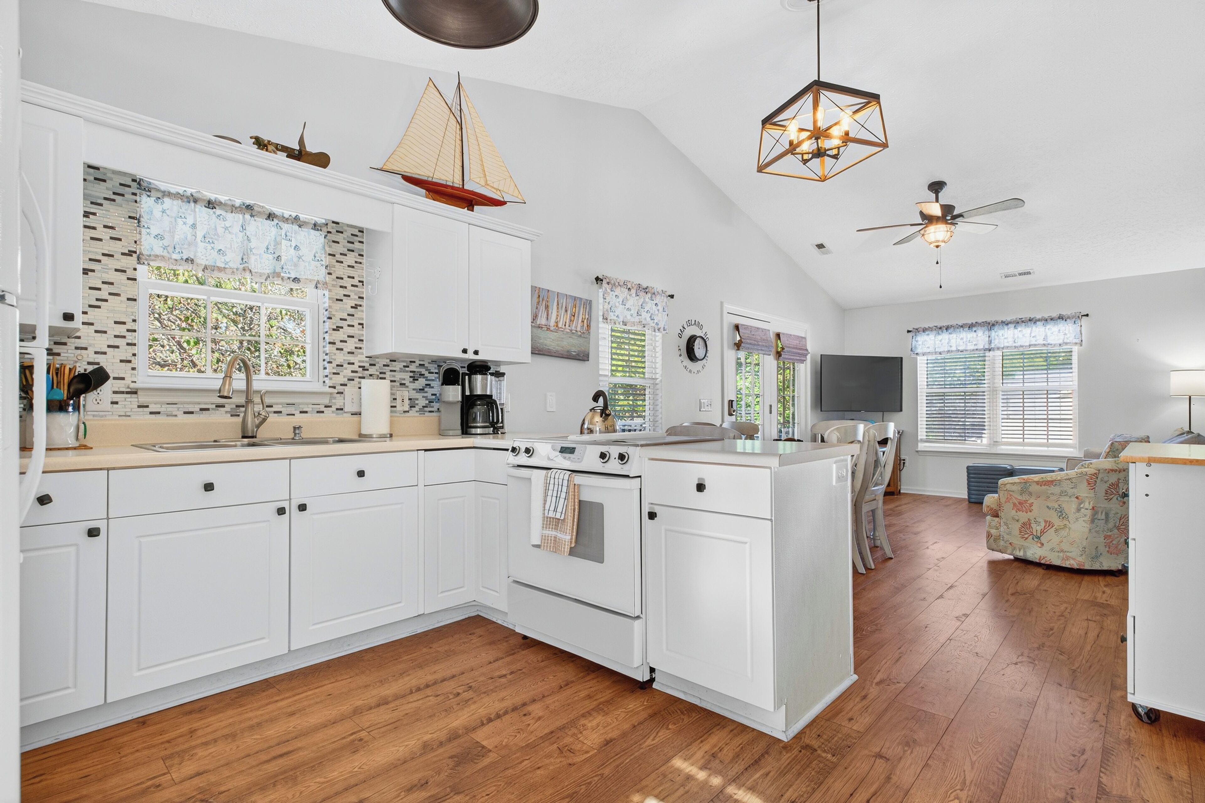 冷蔵庫、電子レンジ、オーブン、コンロ