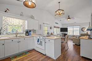 Fridge, microwave, oven, stovetop - Quaint Oak Island Getaway. Complimentary golf cart, only 1Mi to the beach strand! (Oak Island)