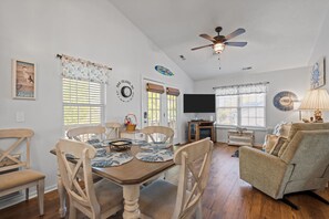 Dining - Quaint Oak Island Getaway. Complimentary golf cart, only 1Mi to the beach strand! (Oak Island)