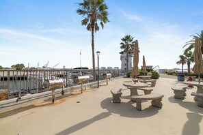 Outdoor dining - Lighthouse on the Bay 2210 by Liquid Life (Orange Beach)