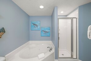 Shower, jetted bath, towels - Lighthouse on the Bay 2210 by Liquid Life (Orange Beach)