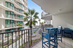 Outdoor dining - Lighthouse on the Bay 2210 by Liquid Life (Orange Beach)