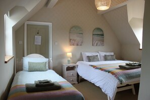 6 Schlafzimmer, Schreibtisch, Bügeleisen/Bügelbrett, Reisekinderbett