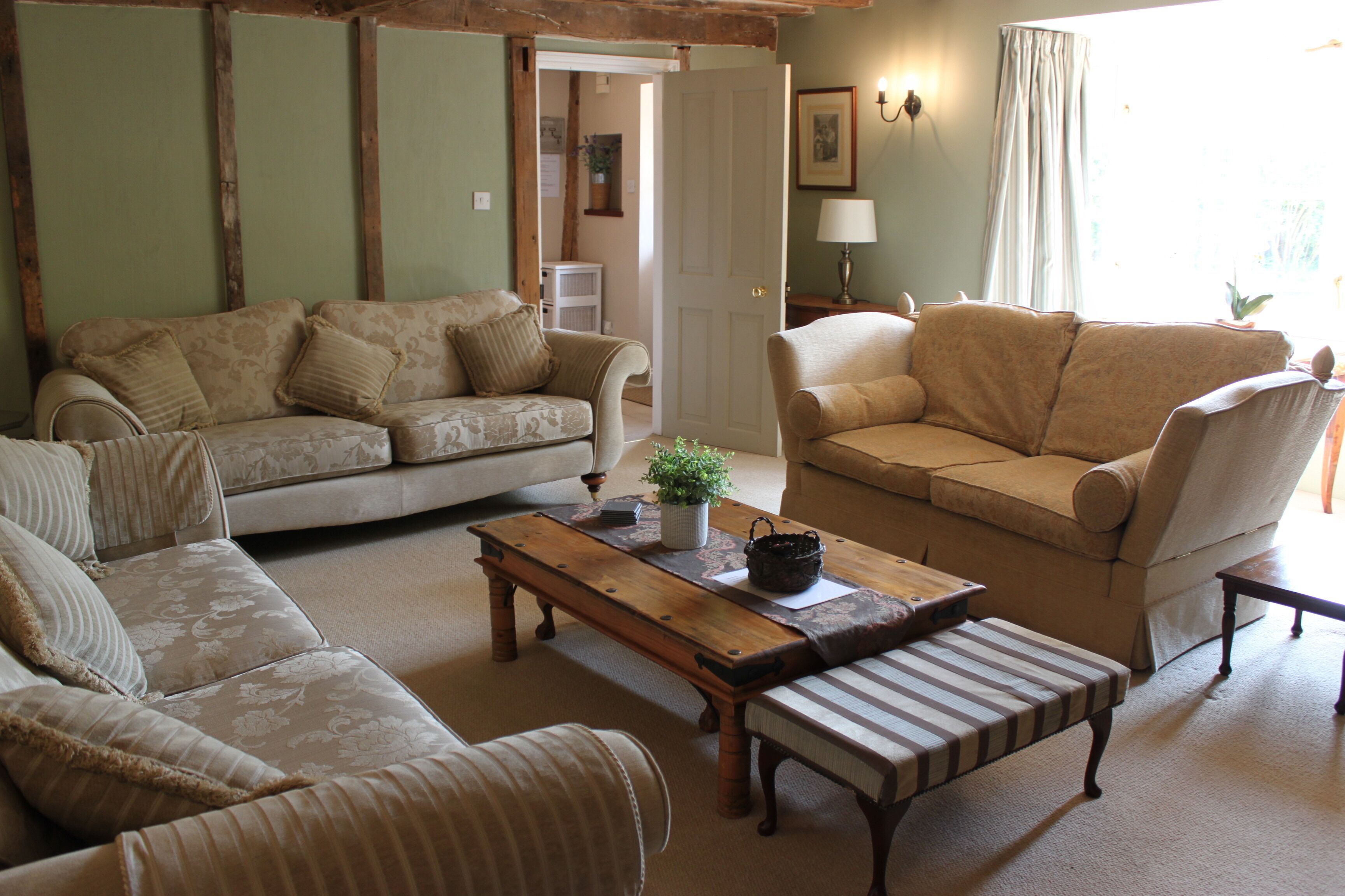 TV connectée, cheminée, lecteur de DVD, table de tennis de table