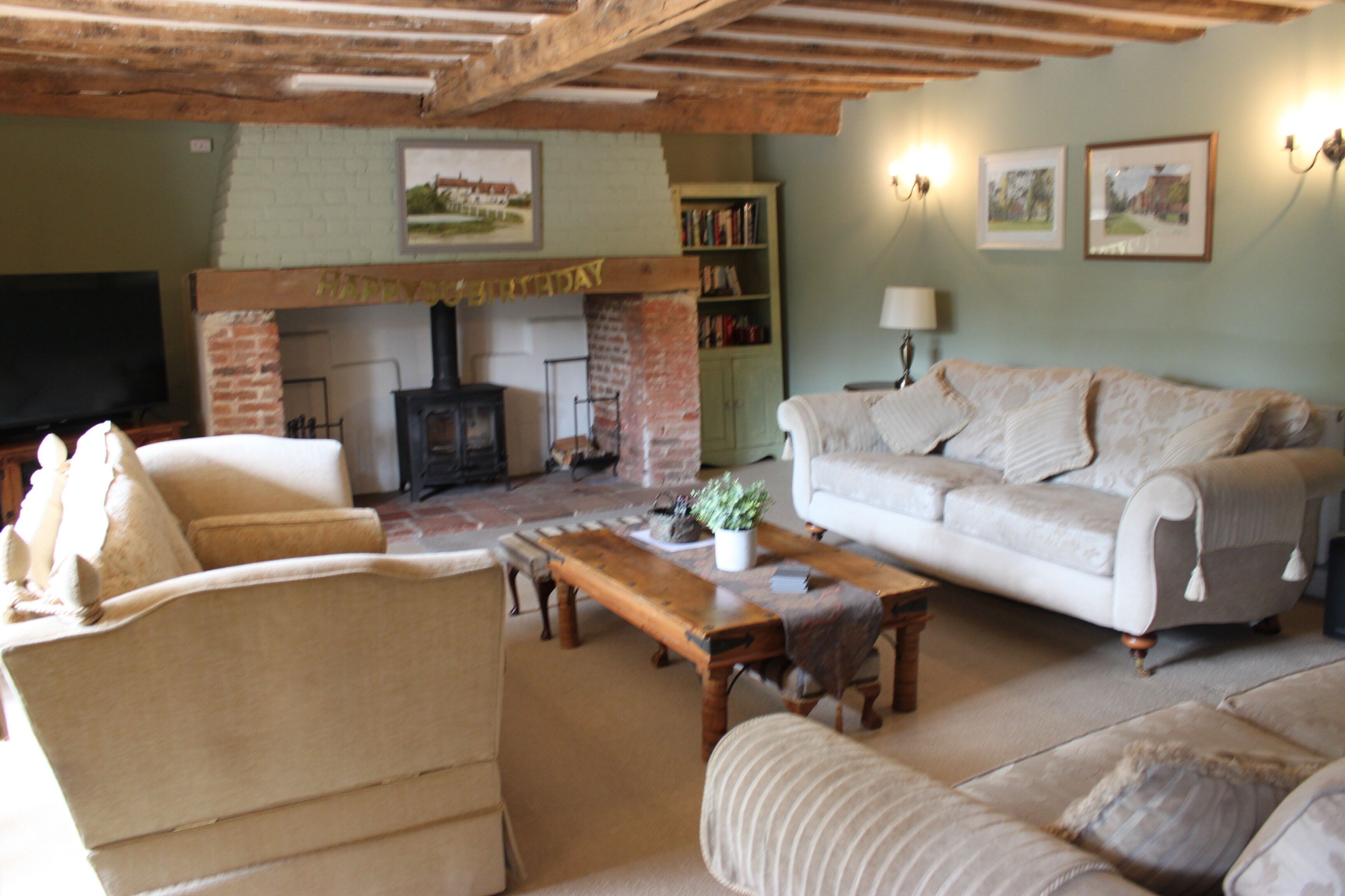 Smart TV, chimenea, reproductor de DVD y tenis de mesa 