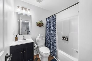 Articles de toilette écologiques, sèche-cheveux, serviettes fournies