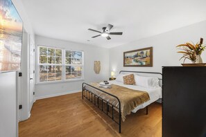 3 bedrooms, iron/ironing board, travel cot, free WiFi - Hot Tub & Mini Golf · Fenced Yard · Covered Patio for Groups · Sleeps8 · Pets OK (Greenville)
