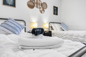 3 habitaciones, tabla de planchar con plancha y cuna de viaje 