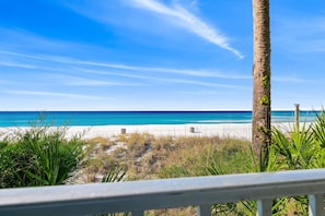 On the beach - Cozy gulf-front condo w/ balcony views & pool (Panama City Beach)