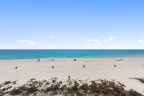 On the beach - Waterfront 2BR w/ pool & daily attraction tickets (Panama City Beach)