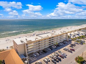 Un hôtel doté d’un parking et offrant une vue sur la plage.
