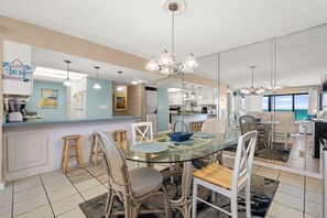 Dining - Beachfront condo w/ pool & balcony views (Panama City Beach)