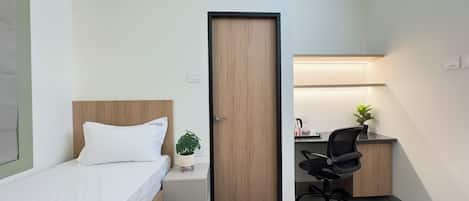Basic Room | Ruang kerja komputer riba, seterika/papan seterika, Wi-fi percuma