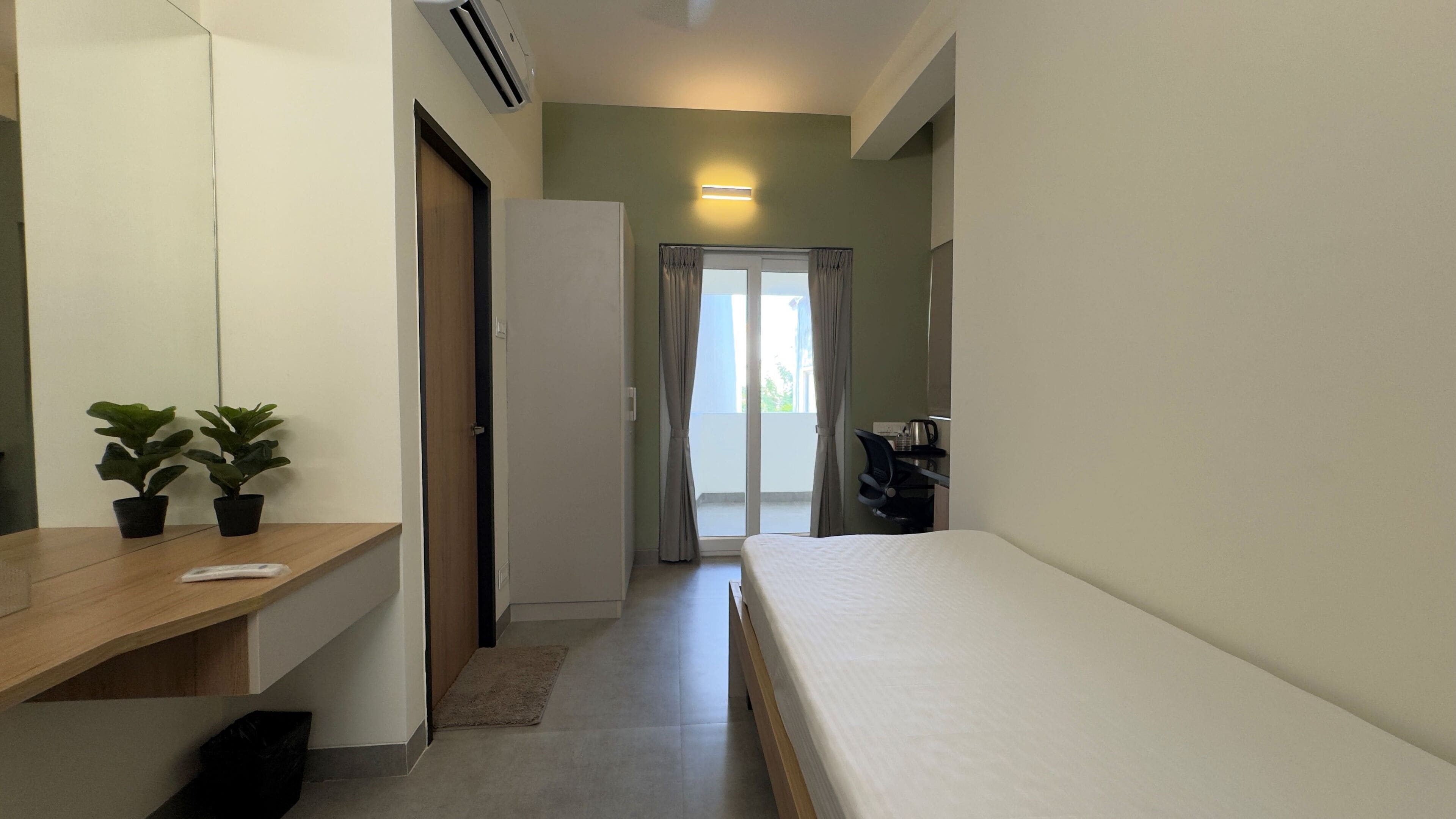 Quarto solteiro superior | Espaço de trabalho para notebook, ferros/tábuas de passar roupa