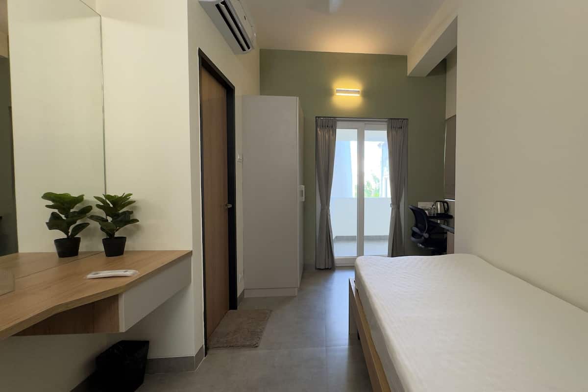 Quarto solteiro superior | Espaço de trabalho para notebook, ferros/tábuas de passar roupa