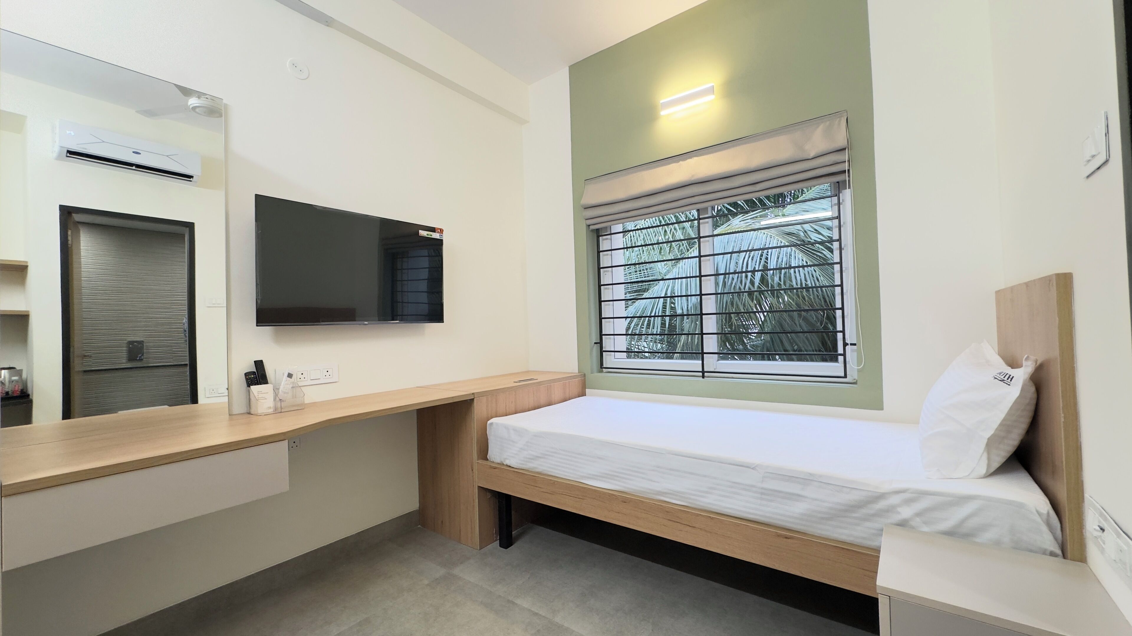 Basic Room | Laptop workspace, iron/ironing board, free WiFi