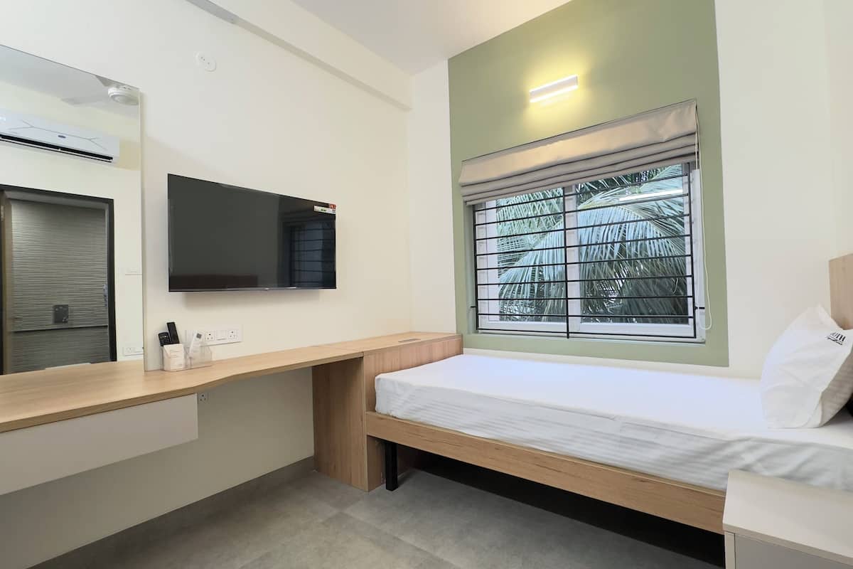 Basic Room | Laptop workspace, iron/ironing board, free WiFi