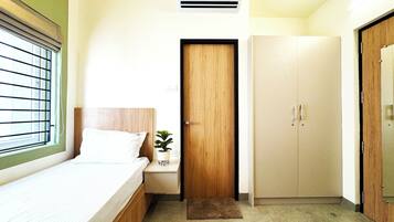 Standard Twin Room | Wardrobe