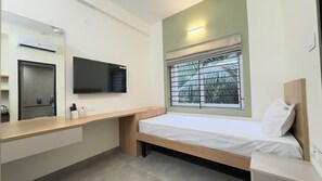 Standaard eenpersoonskamer | Een laptopwerkplek, een strijkplank/strijkijzer, gratis wifi