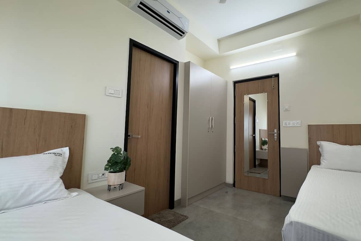 Quarto duplo standard | Espaço de trabalho para notebook, ferros/tábuas de passar roupa