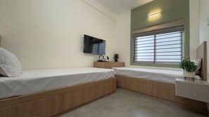 Standaard Twin kamer | Een laptopwerkplek, een strijkplank/strijkijzer, gratis wifi