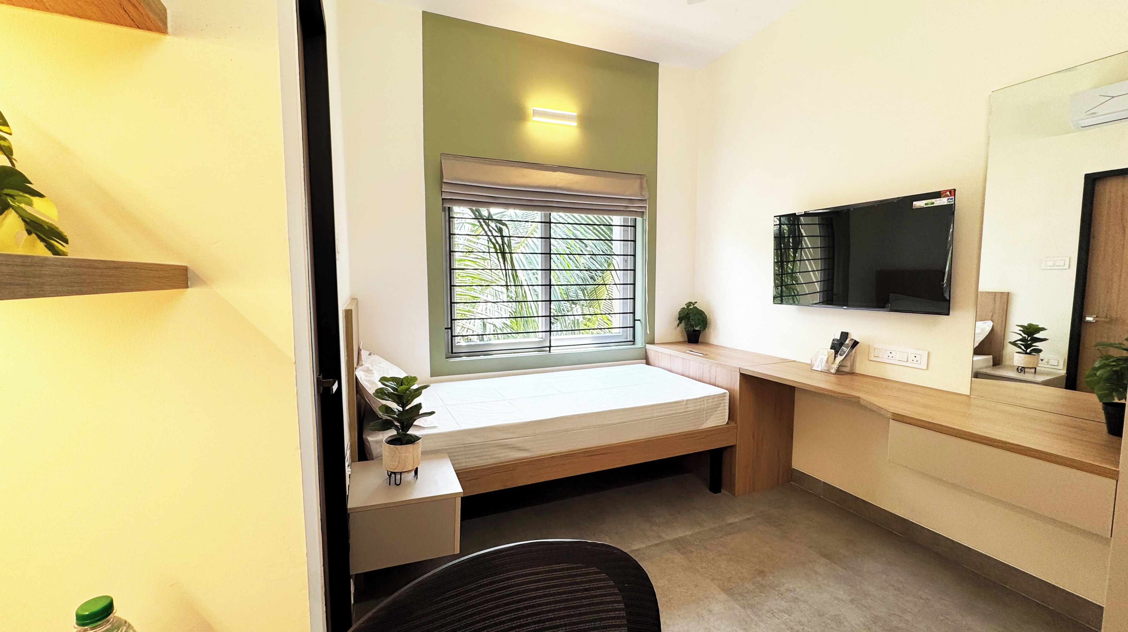 Laptop workspace, iron/ironing board, free WiFi