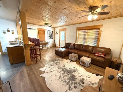 Artful Western Casita with AC in the heart of Ten Sleep - 2 Bedrooms Sleeps 4-5