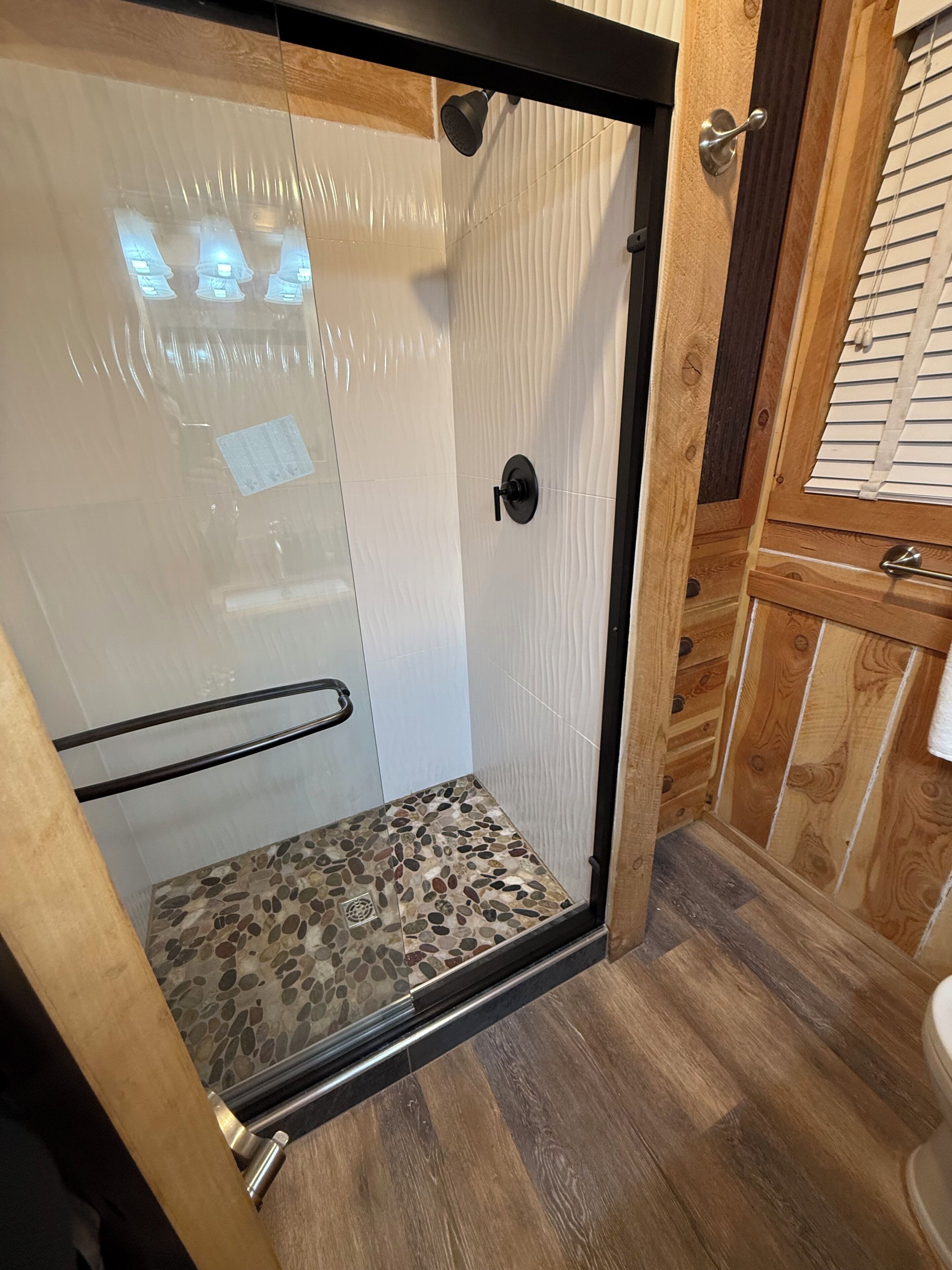 Een douche, een haardroger, handdoeken, zeep