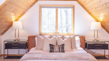 5 bedrooms, iron/ironing board, WiFi, bed sheets