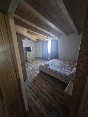 4 habitaciones, tabla de planchar con plancha, internet y ropa de cama 