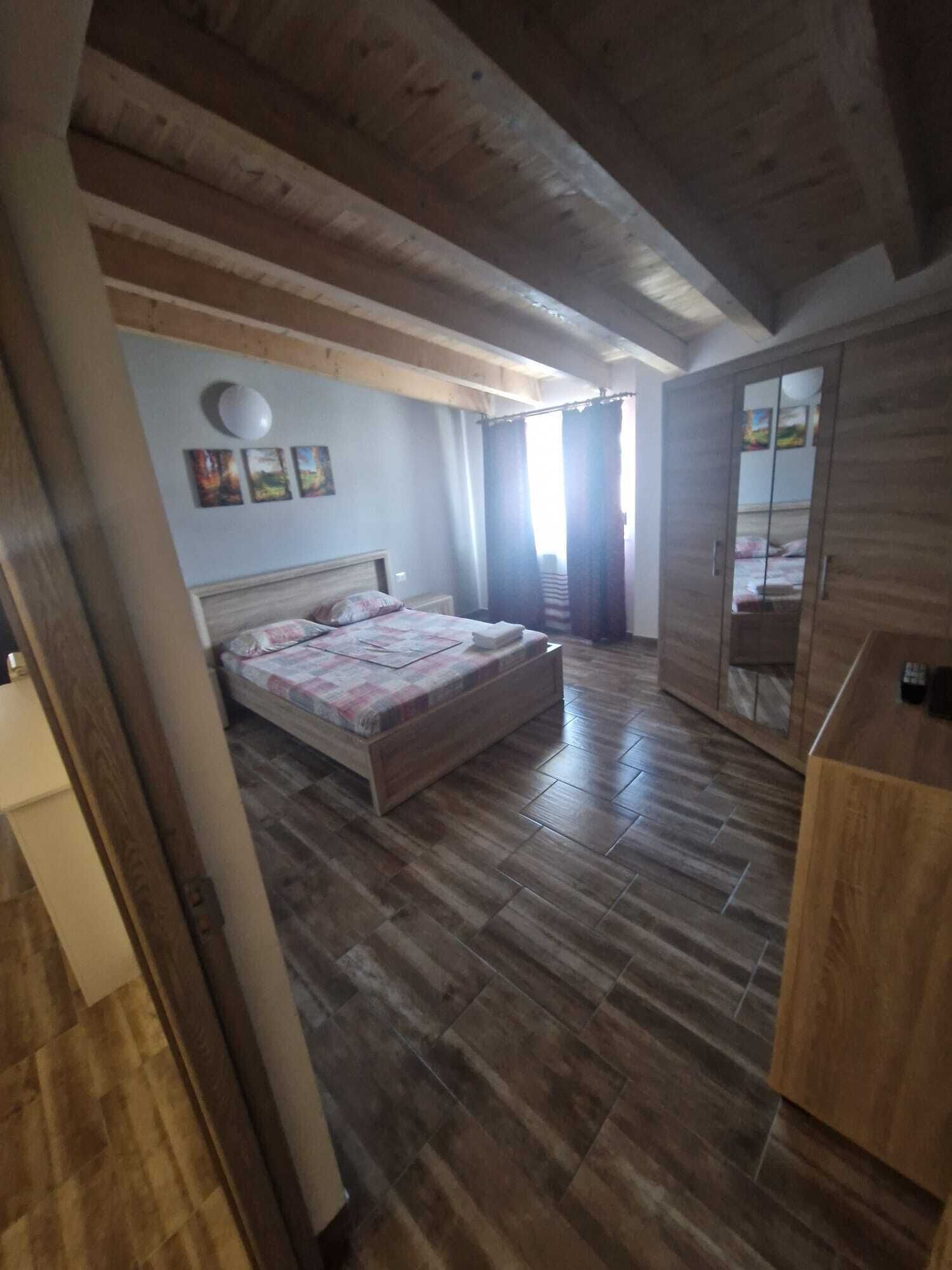 4 habitaciones, tabla de planchar con plancha, internet y ropa de cama 