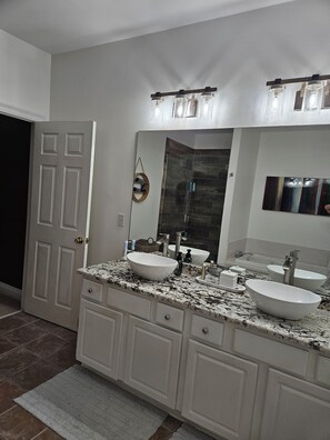 A bathroom with two sinks, a large mirror, and a vanity with drawers. - Charming 4-bedroom house with AC in lovely Meraux (Meraux)