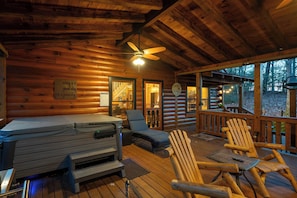 Terrace/patio - Acorn Ridge – Mountain Cabin with Hot Tub, Firepit & Scenic Outdoor Livin (Cherry Log)