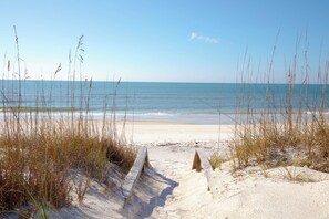 On the beach - Heated Private Pool , Backyard is BEACH, Game Room, Beach Gear Included (Port St Joe)