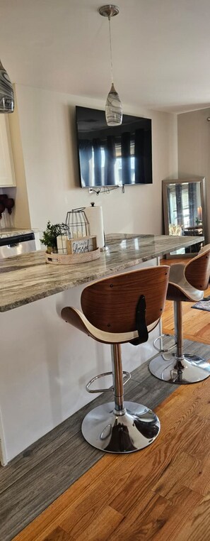 Dining - ♥ Charming 2BR Newark Apartment ★ King & Queen Beds Near NYC (Newark)