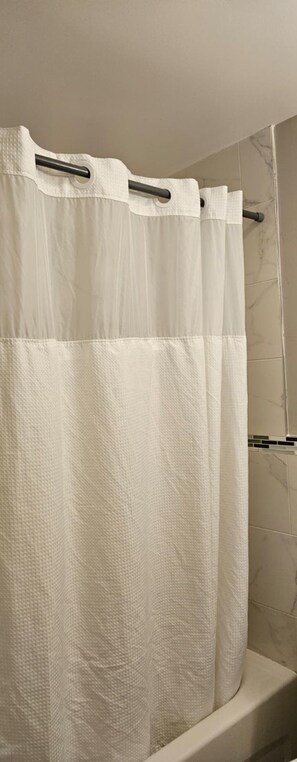 Sèche-cheveux, serviettes fournies, savon, papier toilette