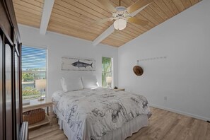 Tabla de planchar con plancha y ropa de cama 