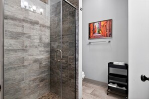 Shower, towels - Churchill Backside-Bourbon Trail, EXPO & Derby! (Louisville)