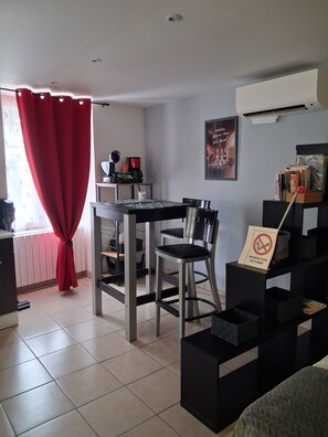 Dining - Cosy cottage (Veaugues)