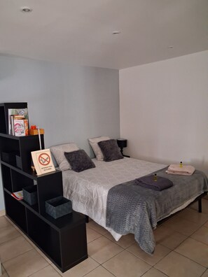 1 chambre, fer et planche à repasser, Wi-Fi gratuit, draps fournis
