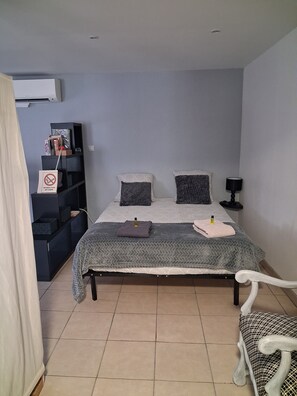 1 bedroom, iron/ironing board, free WiFi, bed sheets - Cosy cottage (Veaugues)