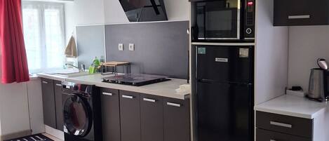 Kühlschrank, Mikrowelle, Herdplatte, Geschirrspüler