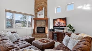 Smart-tv, eldstad och bordsfotboll