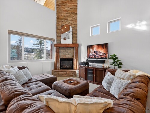 Brian Head Townhome | Walk to Navajo Slopes
